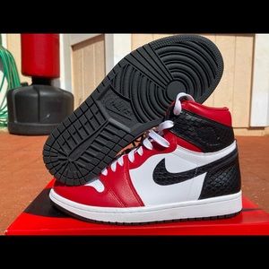 Nike Jordan 1 Retro High Satin Snake Skin Chicago